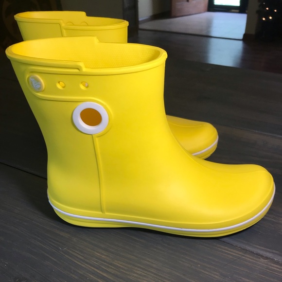 crocs jaunt shorty boot yellow